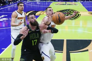 并在他面对 并在他面对